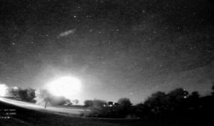 Падающий метеорит осветил ночное небо в Миссури, Иллинойсе, Айове и Мичигане