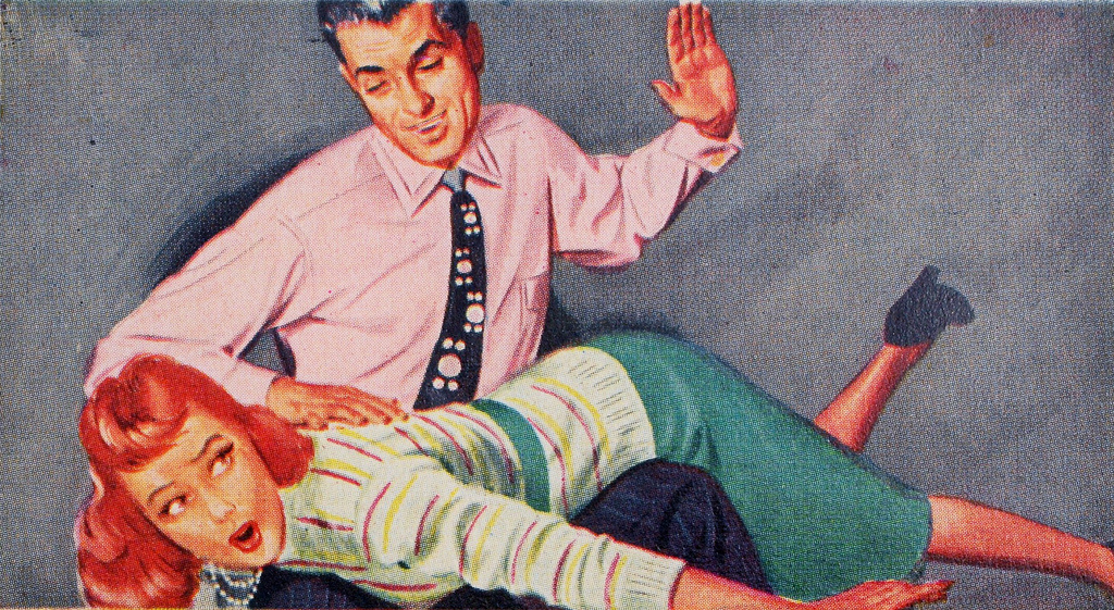 Парень пытается оживить искусственную куклу и гладит сучку руками 
