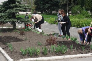 Молодежь и старшее поколение Елецкого района благоустраивают территорию у обелисков