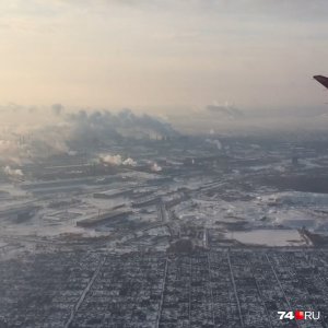 Промышленники заявили, что снизили выбросы. Челябинка сняла на видео город из самолёта, и это ад