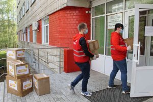 Участники акции #МыВместе передали кировским медикам более 3 тысяч респираторов, защитных экранов, перчаток и бахил