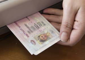 Действие подлежащих замене водительских прав продлили до конца года