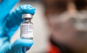 Росздравнадзор заявил о запрете вакцины Pfizer для всех частных клиник.