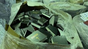 Под Киевом сдали как макулатуру огромный ящик с Библиями, разрезанными на две части. Фото
