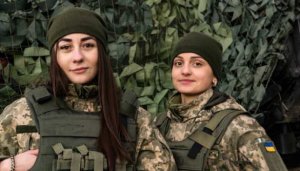 А Путин всё не нападает: зачем украинок ставят на воинский учёт