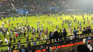 В Индонезии 127 фанатов погибли в беспорядках после футбольного матча местной лиги