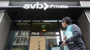 Американцы сняли со счетов около ста миллиардов долларов после краха SVB