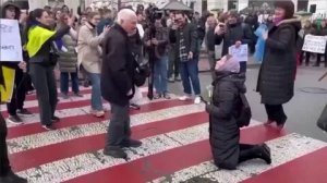 Противники УПЦ перед Лаврой устроили танцы вокруг молящейся женщины