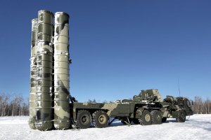 В Белоруссию из России прибыл очередной комплект зенитной ракетной системы С-400