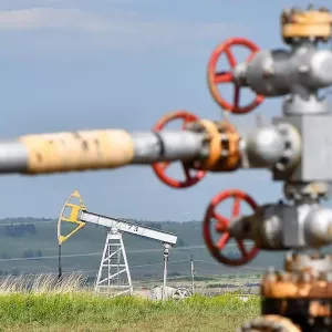 Нефть заметно дорожает на данных о минимальных запасах топлива в США