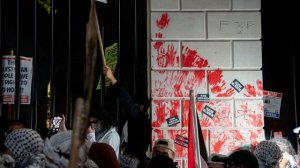 "Кровавые" отпечатки рук появились на ограде Белого дома в Вашингтоне