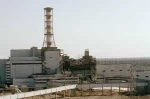 «Радиация в 12 раз выше нормы». ВСУ роют окопы в зараженной пыли Чернобыля