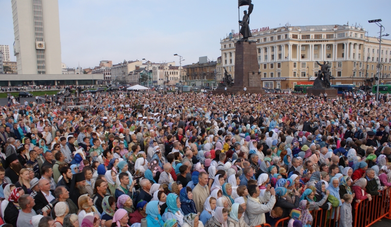 Численность населения владивостока. Жители Владивостока. Владивосток население. Много людей на площади. Владивосток много людей.