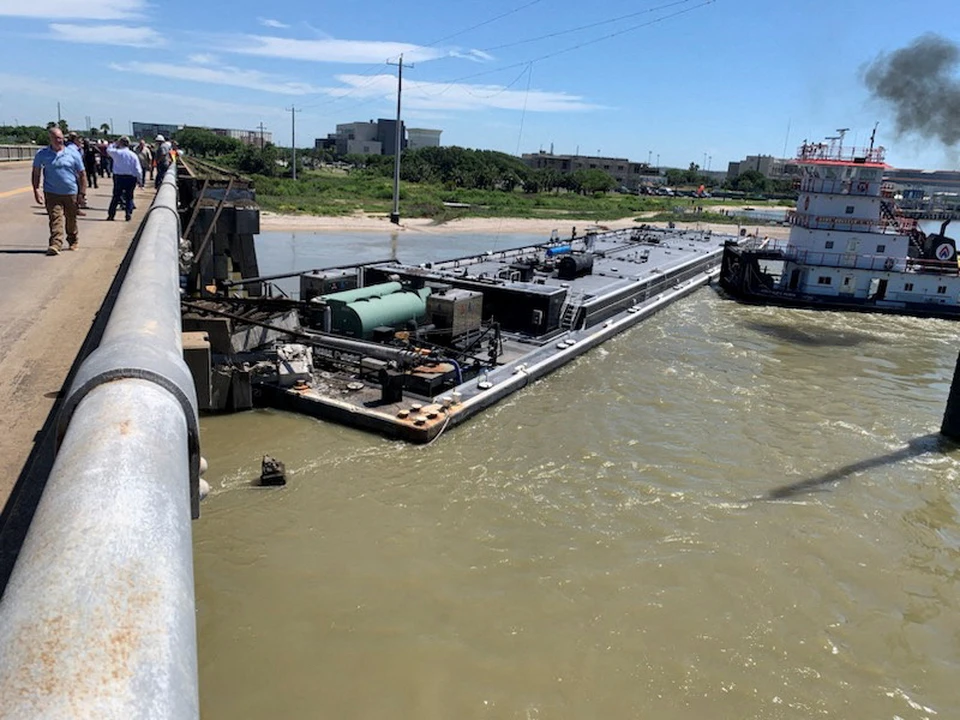 NYT: баржа врезалась в мост в американском штате Техас, произошел разлив нефти