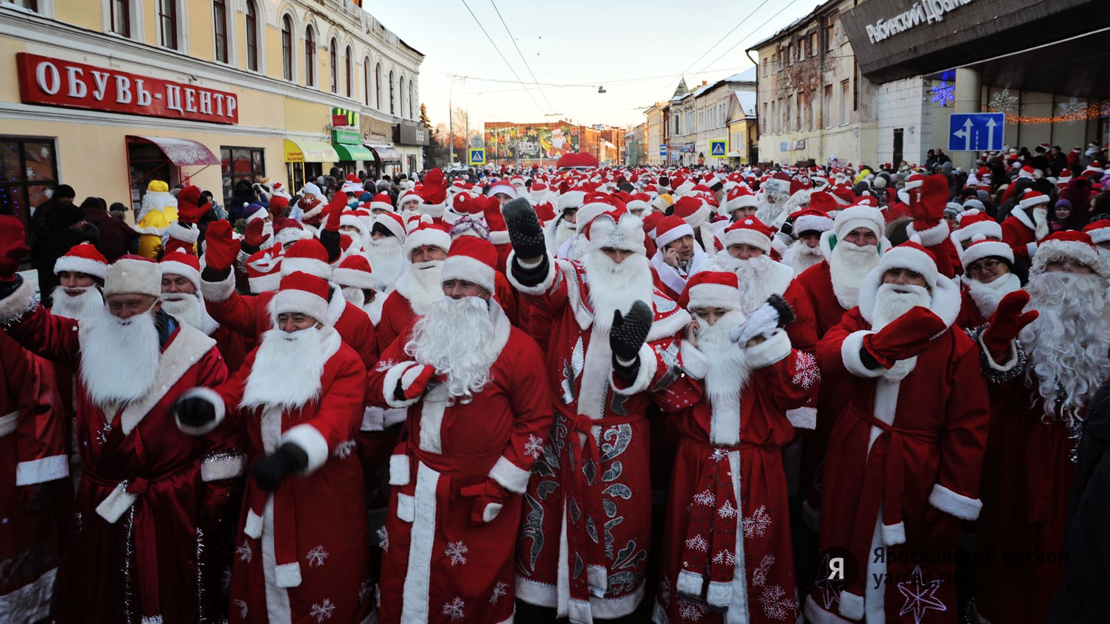 Много дедов. Шествие дедов Морозов в Рыбинске. Нашествие дедов Морозов. Парад дедов Морозов. Новогоднее шествие дедов Морозов.