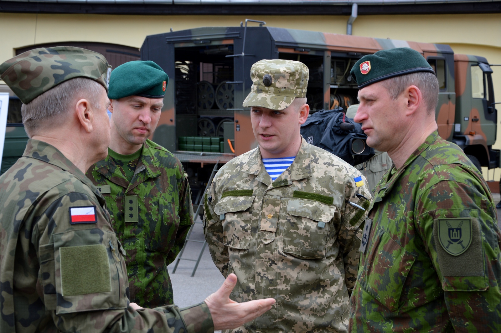 Пол войска. Форма армии Польши. Военная форма армии Польши. Военная форма Литвы. Войска Польши на Украине.