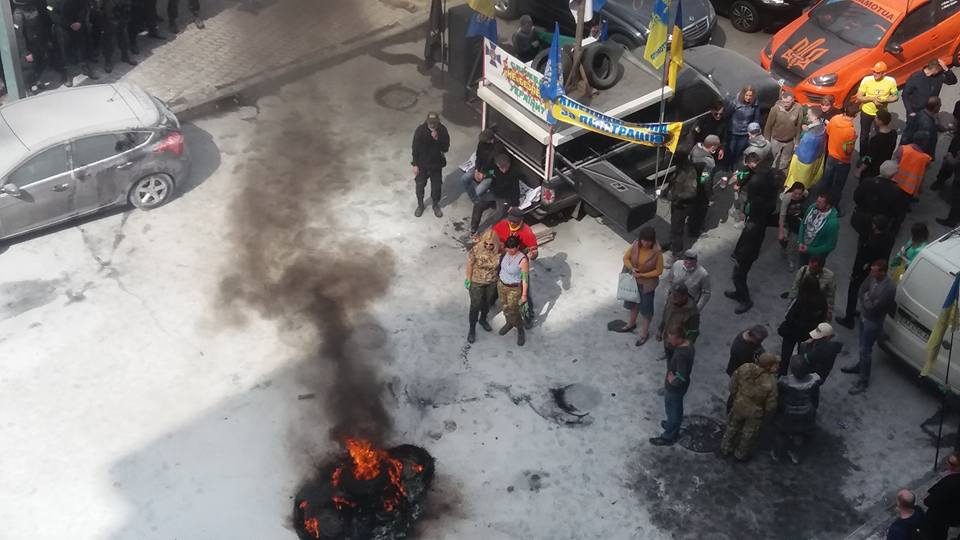 Зачем жгут покрышки на митингах