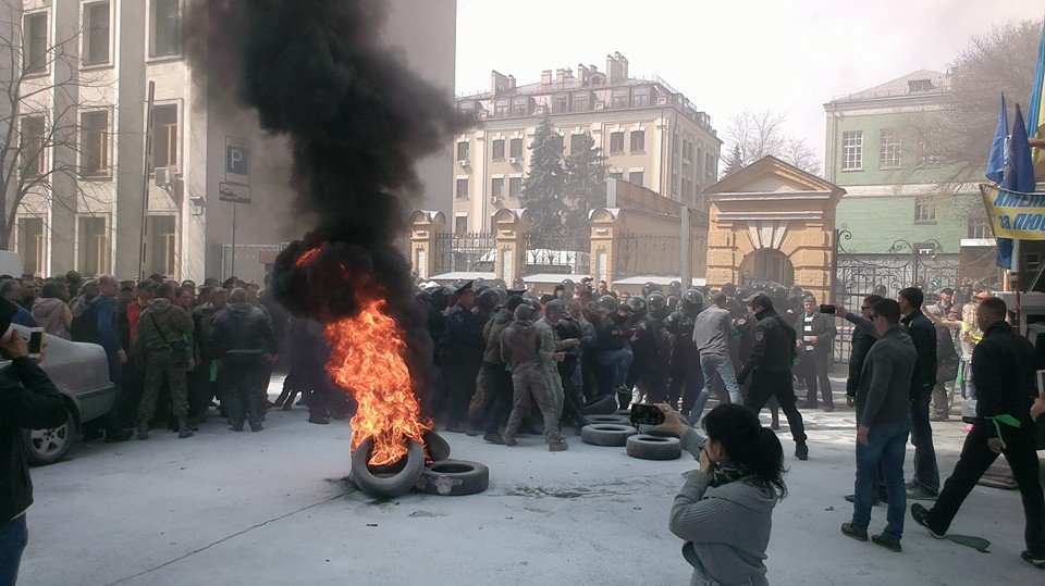 Зачем жгут покрышки на митингах