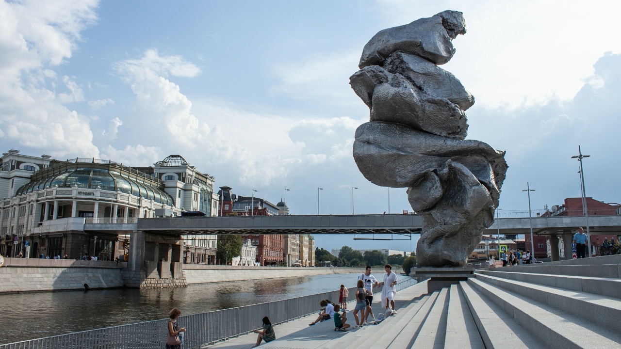 Скульптура На Болотной Площади В Москве Фото