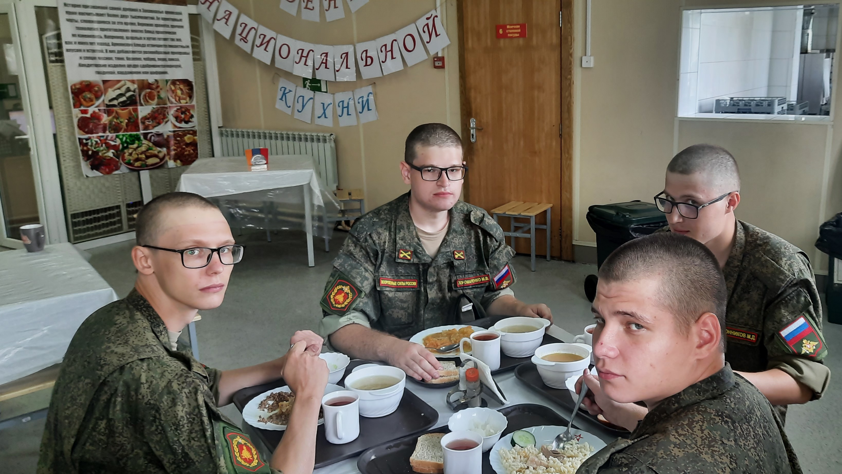 Не только картошка: Повара устроили военнослужащим белорусское застолье
