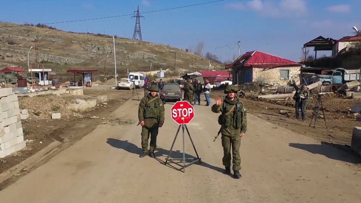 Новости карабаха миротворцы. Миротворцы в Карабахе. Граница Армении и Азербайджана. Российские миротворцы в Арцахе. Блокпост на границе.