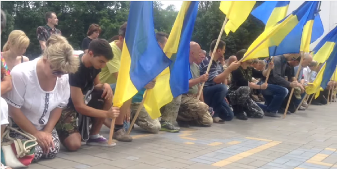 Хохляцкие песни. Украина на коленях. Украинцы на коленях. Украинские военные стоят на коленях. Украинцы с флагом.