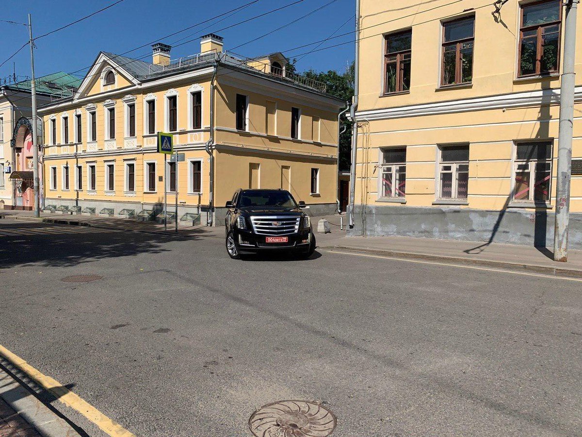 Автомобили американского посольства в Москве