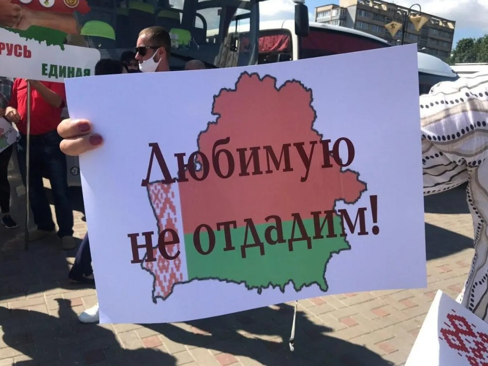 Белорусы требуют прекратить протесты в стране