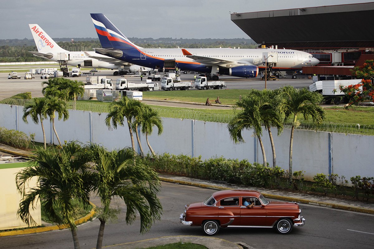 Застрявшие на семь часов в аэропорту Кубы россияне устроили бунт