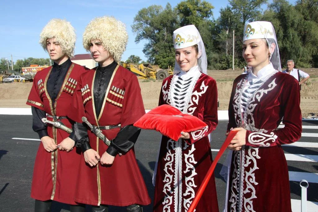 Сколько население осетии. Осетины на Кавказе национальный костюм. Национальный костюм осетинцев. Осетины осетины национальный костюм. Нац костюм Северной Осетии.