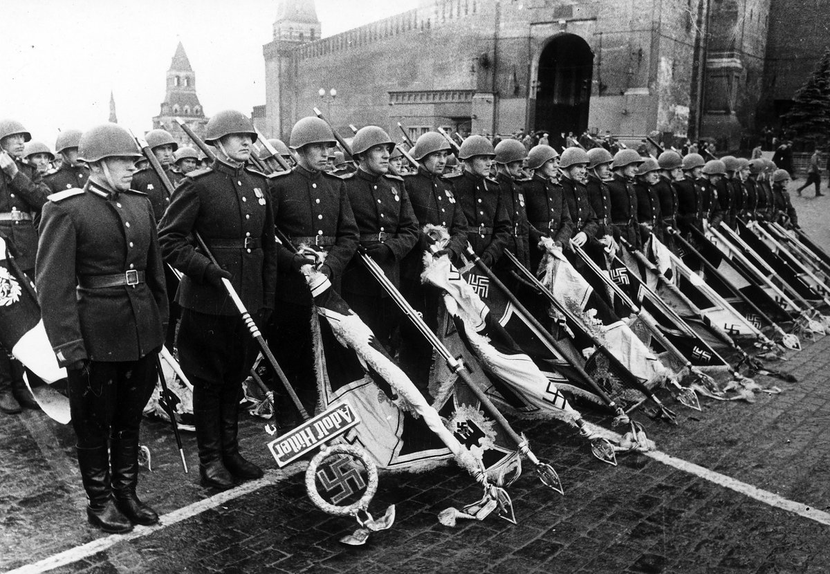 1945 год победа над фашистской германией. Первый парад Победы 24 июня 1945 года. Парад Победы 1945 Халдей. Знаменосцы на параде Победы 1945.