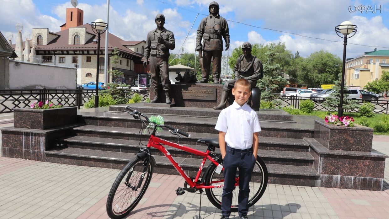 В Кузбассе МЧС России вручило велосипед десятилетнему герою