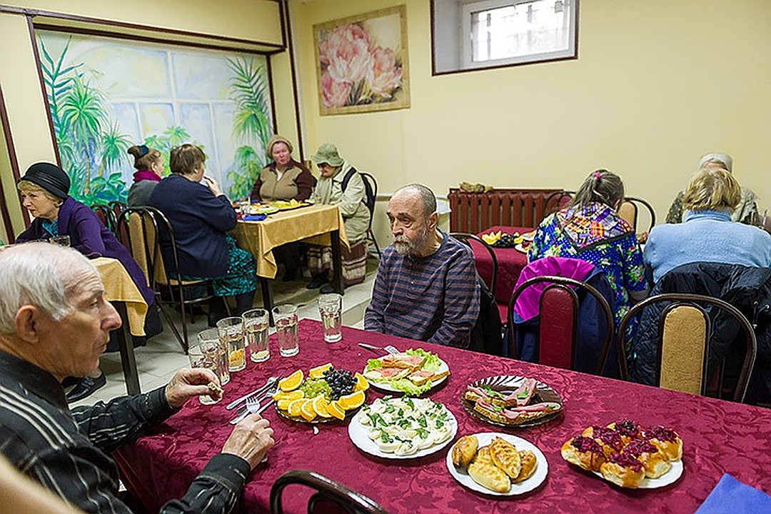 Семья из Петербурга бесплатно кормит пенсионеров