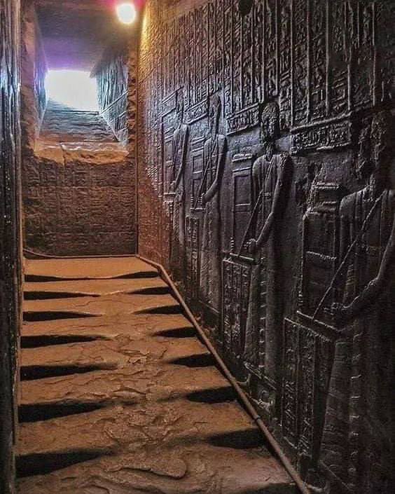 Храм богини Хатхор: 4000 лет истории и загадочной лестницы.