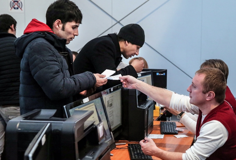 Пришла помощь откуда не ждали: мигрантам в Москве помогают чиновники