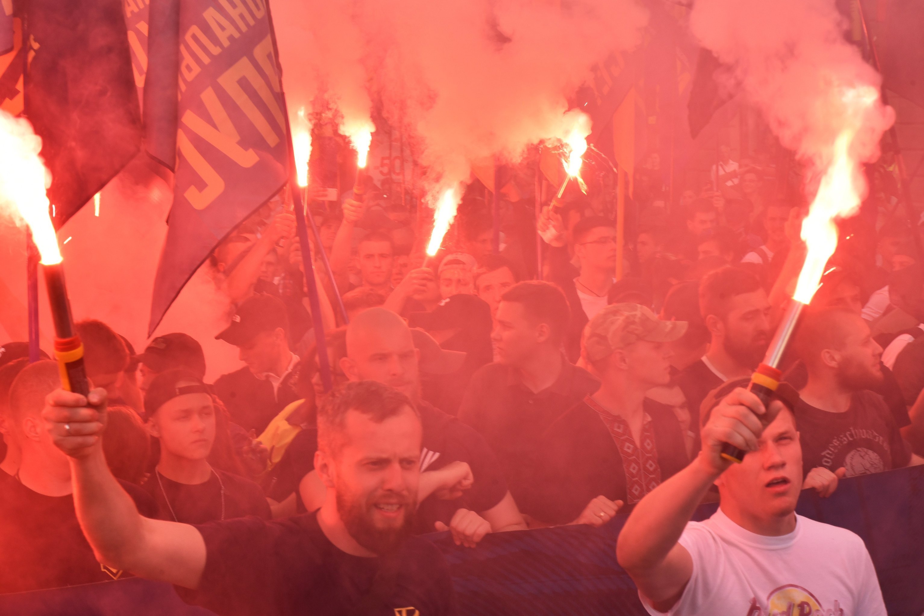 Одесса 2014 год дом профсоюзов. Одесса 2 мая дом профсоюзов. Толпа с факелами. Парад националистов.