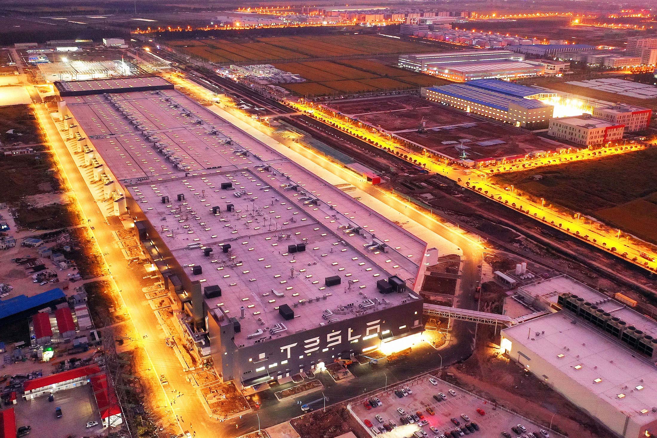 Новая самая фабрика. Гигафабрика Шанхай. Завод Tesla в Шанхае. Гигафабрика Tesla Шанхай. Гигафабрика Тесла в Китае.