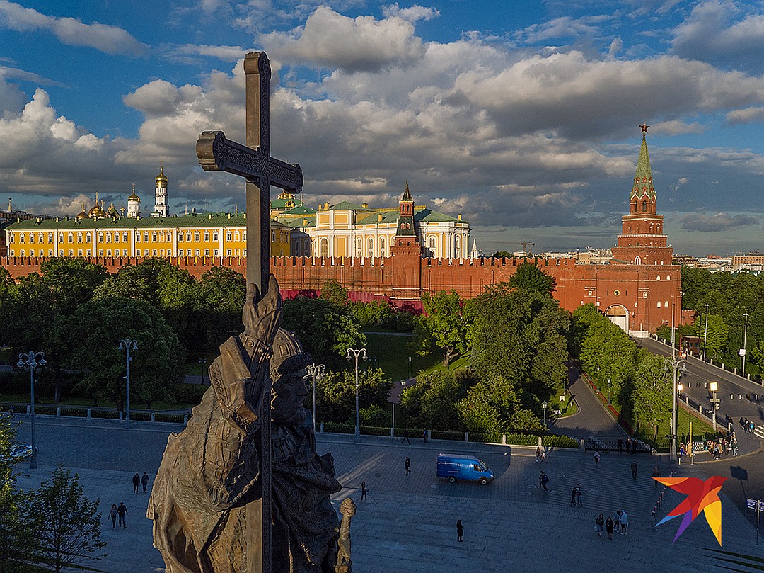 Памятники на площадях москвы. Памятник князю Владимиру в Москве и Кремль. Боровицкая площадь в Москве. Памятник князю Владимиру на Боровицкой площади. Боровицкая площадь памятник Владимиру.