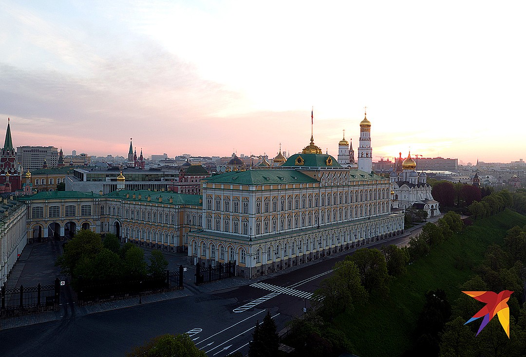 Где находится резиденция президента российской федерации. Кремль большой Кремлевский дворец. Большой Кремлёвский дворец в Москве резиденция президента. Большой Кремлёвский дворец в Москве с высоты птичьего полета. Большой Кремлёвский дворец в Москве вид сверху.