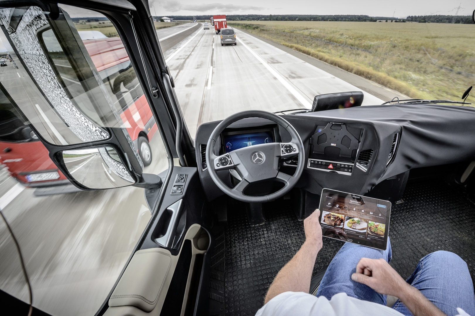 Компания Daimler продемонстрировала работу беспилотного грузового автомобил...