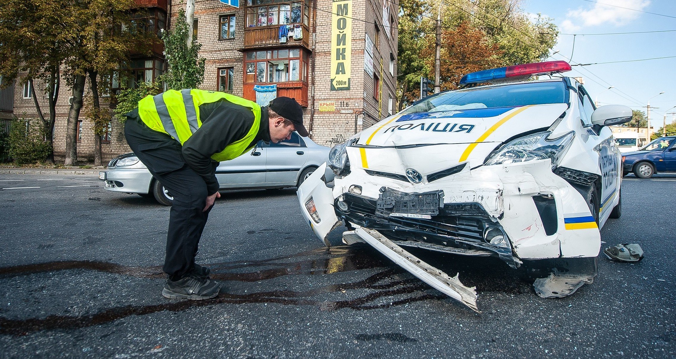 Полицейские машины аварии. Разбитые полицейские машины Украины. Разбитая машина полиции. Разбитые автомобили украинской полиции. Разбитая Полицейская машина.
